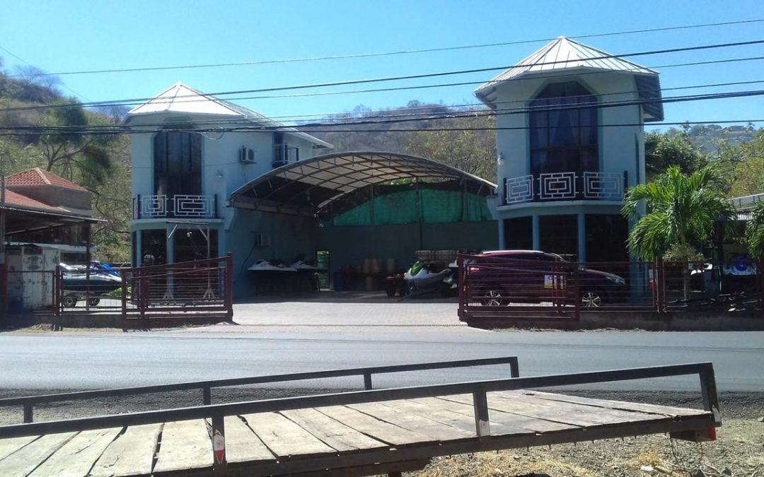 Terreno con negocio y torres para casa y oficina, en Playa Hermosa. #1051