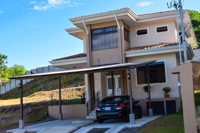 Venta de Casa en La Guácima de Alajuela: de $400.000 a $250.000.  (#1056)